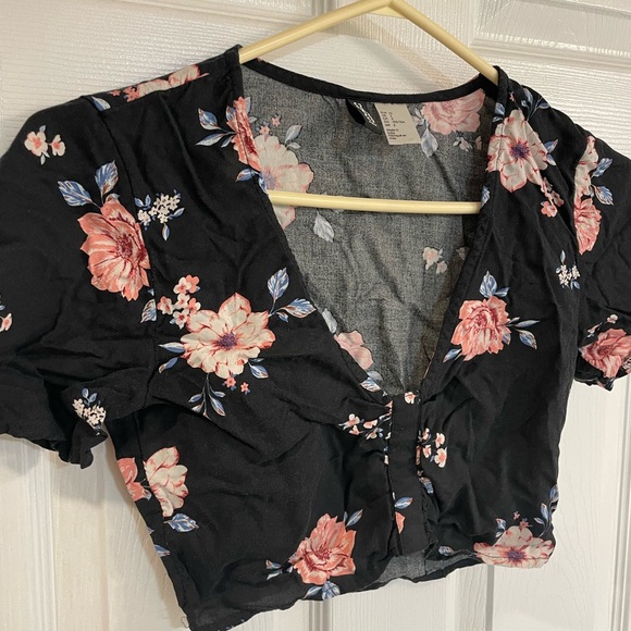 Floral print crop top🖤 - Picture 3 of 3